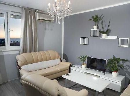 Apartment Laura Ровин Екстериор снимка