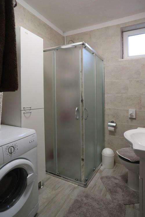 Apartment Laura Ровин Екстериор снимка