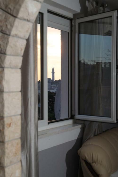 Apartment Laura Ровин Екстериор снимка